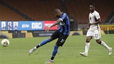Ashley Young z Interu Milán stí gól v utkání s FC Turín.