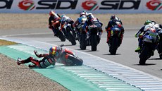 Jorge Navarro padá ve Velké cen panlska silniních motocykl ve tíd Moto2.
