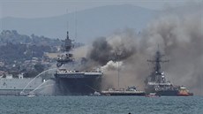 Na americké vojenské základně v San Diegu v Kalifornii vypukl požár na lodi USS...