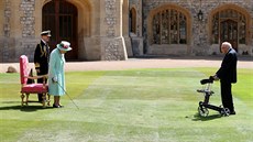 Britská královna Albta II. povýila do rytíského stavu na hrad Windsor...