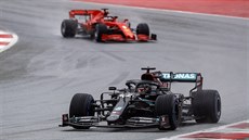 Lewis Hamilton (v popedí) z Mercedesu v kvalifikaci Velké ceny týrska F1.