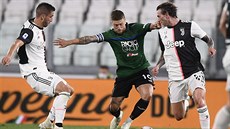 Papu Gomez z Atalanty se probíjí obranou Juventusu Turín.