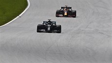 Lewis Hamilton (v pop�edí) z Mercedesu a Max Verstappen z Red Bullu na trati...