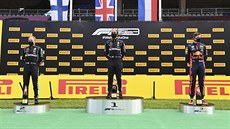 Ti nejlepí z Velké ceny týrska F1. Zleva druhý Valtteri Bottas, vítz Lewis...