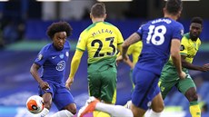 Willian (vlevo) z Chelsea sleduje, kam poputuje jeho pihrávka.