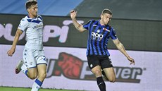 Robin Gosens (vpravo) z Atalanty Bergamo zahrává mí� v souboji s Brescií.