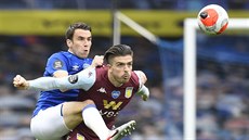 Jack Grealish (vpravo) z Aston Villy v souboji se Seamusem Colemanem z Evertonu.