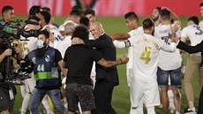 Kou  Realu Madrid Zinedine Zidane (uprosted) a jeho svenci se radují ze...