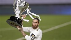 Kapitán Realu Madrid's Sergio Ramos s mistrovským pohárem.