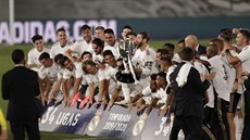 Fotbalisté Realu Madrid pózují s pohárem pro panlské mistry.