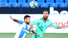 Sergio Ramos (vpravo) z Realu Madrid v souboji s Aitorem Ruibalem z Leganes.