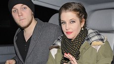 Lisa Marie Presleyová a její syn Benjamin Presley Keough (Londýn, 9. ledna 2012)