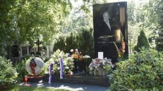 Hrob Karla Gotta v den výročí jeho narození (Hřbitov v Malvazinkách, Praha, 14....