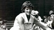 Margaret Courtová na snímku z roku 1975, kdy se ve Wimbledonu utkala s Martinou...