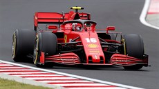 Charles Leclerc ze stáje Ferrari na okruhu v Budapeti