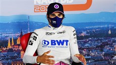 Lance Stroll z Racing Pointu sleduje vývoj kvalifikace v Maarsku.