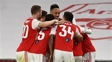 Fotbalisté Arsenalu oslavují trefu Pierra-Emericka Aubameyanga.