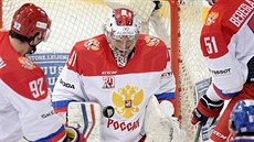 Ruský brankář Ilja Sorokin zasahuje v utkání s Českem.