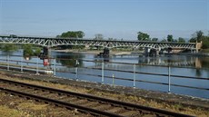 Historický silni�ní most p�es Labe v t�sné blízkosti �elezni�ní stanice...