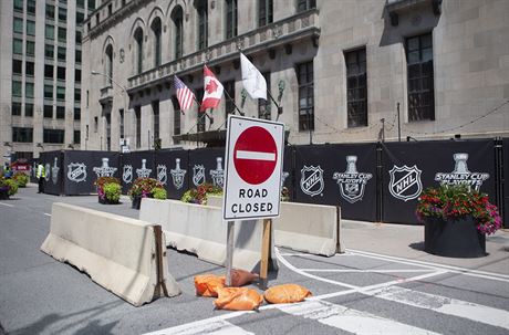 VYHRAZENO PRO NHL. Ped hotelem Royal York v Torontu je ve pipraveno na...
