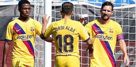 Lionel Messi z Barcelony (vpravo) oslavuje gól se spoluhrái Jordi Albou a Ansu...