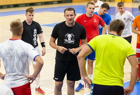Trenér Petr tochl na tréninku plzeských házenká.