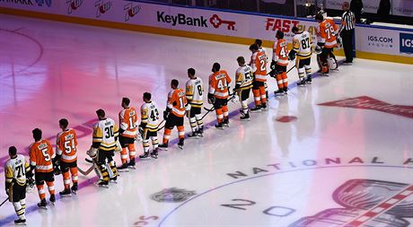 Hokejisté Pittsburgh Penguins a Philadelphia Flyers nastoupili k hymnám ped...