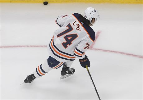 Obrnce Edmonton Oilers Ethan Bear nastoupil v dresu, na nm bylo jeho jmno...