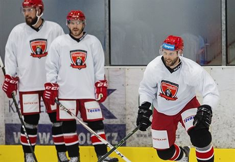 Vladimír Rika mladí (vpravo) se na prvním tréninku na led rozjídí k...