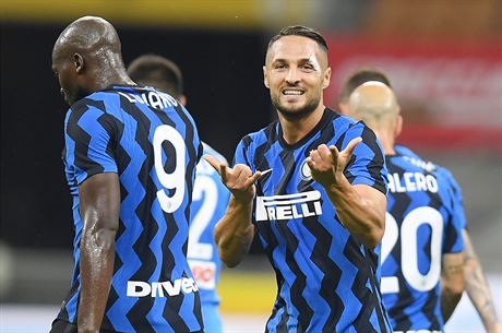 Danilo D'Ambrosio z Interu Milán se raduje ze své trefy proti Neapoli.