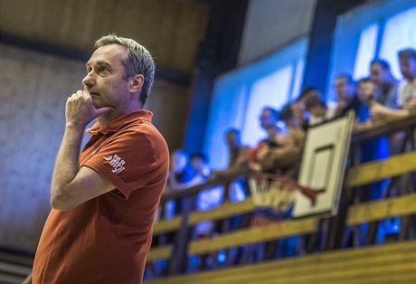 Reprezentaní trenér Ronen Ginzburg sleduje pípravu eských basketbalist v...
