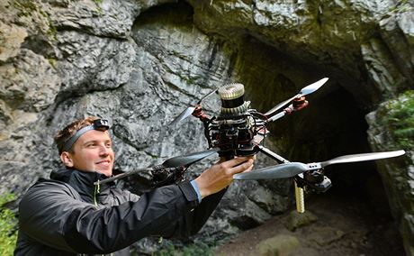 Vdci v jeskyni Býí skála testují samostatné vyhledávací roboty.