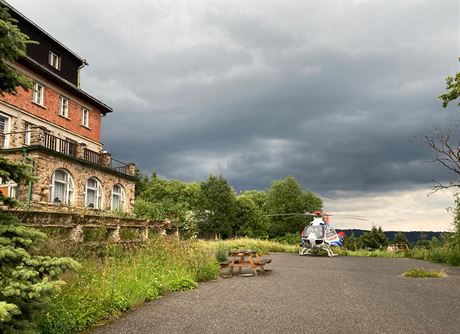 Blesk zasáhl mue pi slub ve Starých Hamrech. Musel pro nj pilett záchranáský vrtulník. Foto: ZZS MSK 