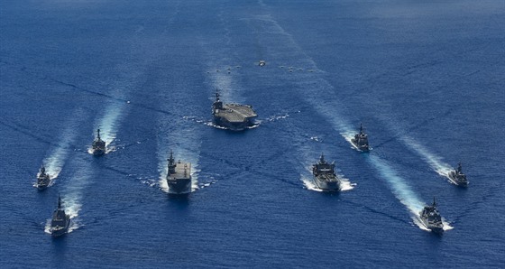USS Ronald Reagan bhem cviení s japonským a australským námonictvem v...