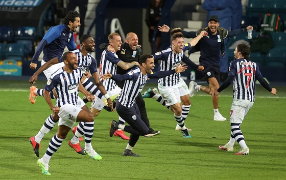 Fotbalisté týmu West Bromwich Albion oslavují postup do Premier League.