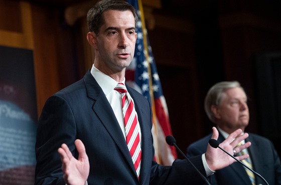 Arkansaský senátor Tom Cotton (1. ervence 2020)