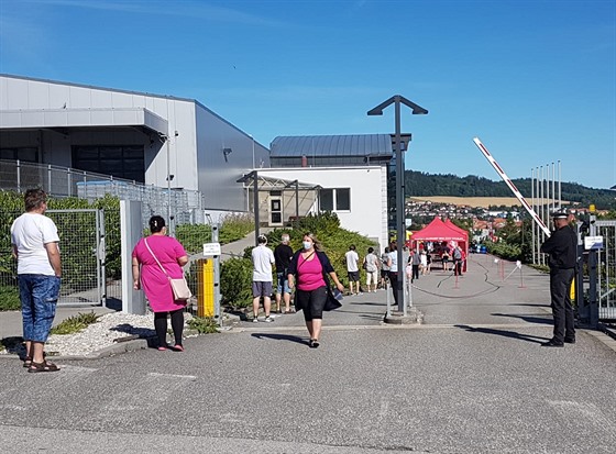 S testováním 330 vybraných osob pomáhají v Prachaticích na parkoviti u firmy i...