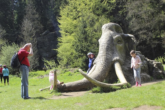 Jednou z nejstarších soch Michala Olšiaka je mamut u Hamrů nad Sázavou, kousek...