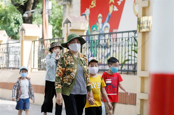 Vietnamci s roukami. Vietnam zavedl nová opatení proti íení koronaviru...