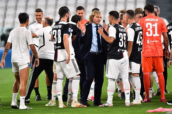 Viceprezident Juventusu Pavel Nedvd s hrái slaví zisk devátého italského...