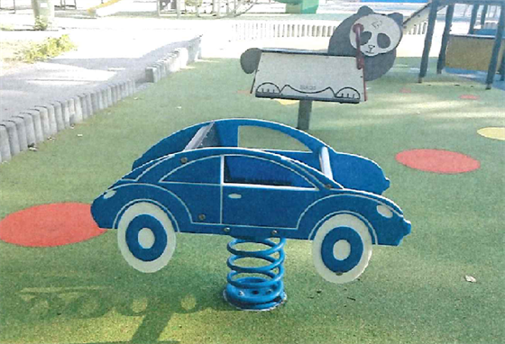 Pružinová houpačka v podobě autíčka na jednom z dětských hřišť ve Frýdku-Místku...