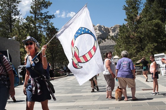 Píznivci spiklenecké teorie QAnon u amerického pomníku Mount Rushmore (1....