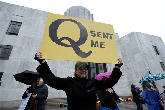 Píznivci spiklenecké teorie QAnon v americkém Salemu (2. kvtna 2020)
