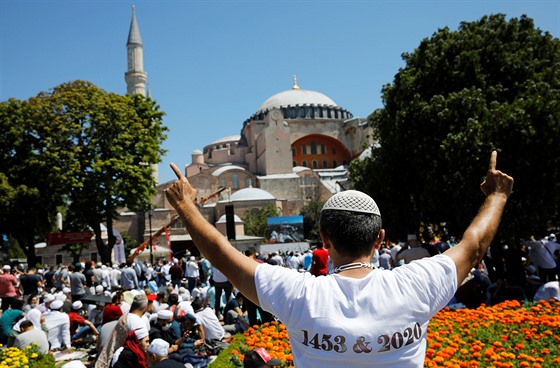 V istanbulské památce Hagia Sofia se konala první modlitba od přeměny muzea na...