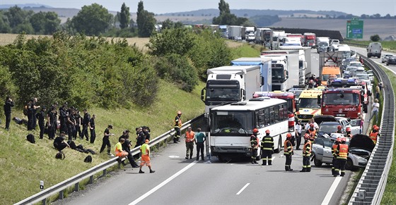 Na 208. kilometru D1 u Holubic na Vyškovsku došlo ke srážce autobusu, který...