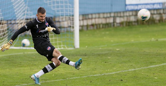 Pavel Halouska, branká druholigové SK Líe, v akci v zápase proti Tinci.