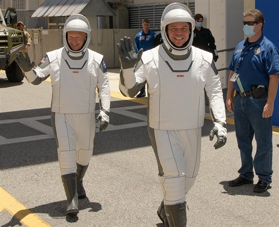 Astronauté Bob Behnken a Doug Hurley během generálky startovního dne 23. května...