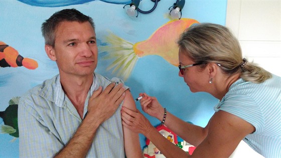 Daniel Dražan dostává dávku vakcíny proti chřipce v roce 2015.