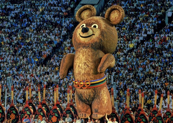 Maskot Míša při závěrečném ceremoniálu olympijských her 1980 v Moskvě.
