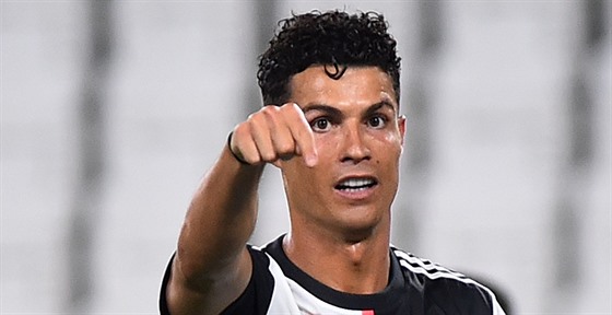 Cristiano Ronaldo a jeho gesto smrem ke spoluhrám z Juventusu Turín.